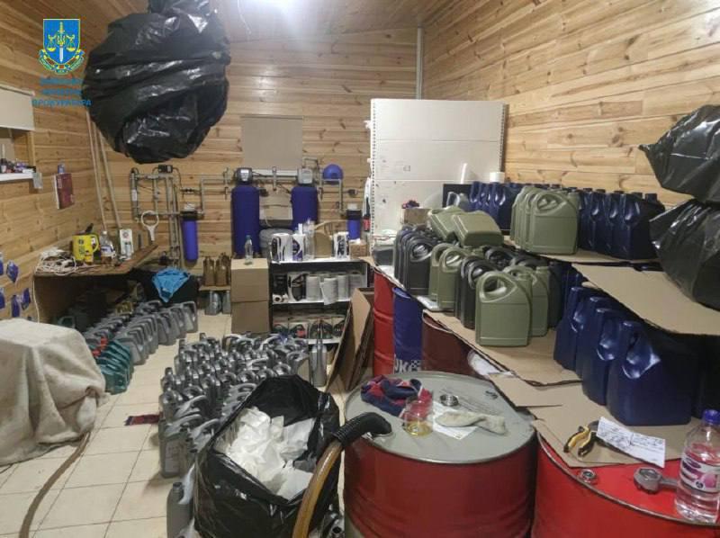 Підпільні “бізнесмени” щоденно виготовляли понад 3 тони фальсифікованих моторних олив