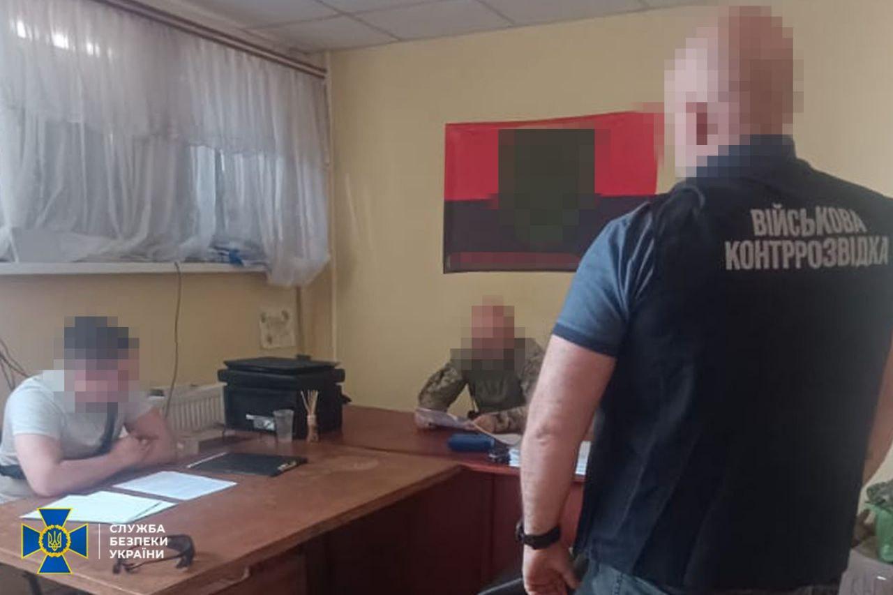 На Львівщині викрито посадовця, який нарахував 35 млн грн «бойових» тиловому батальйону