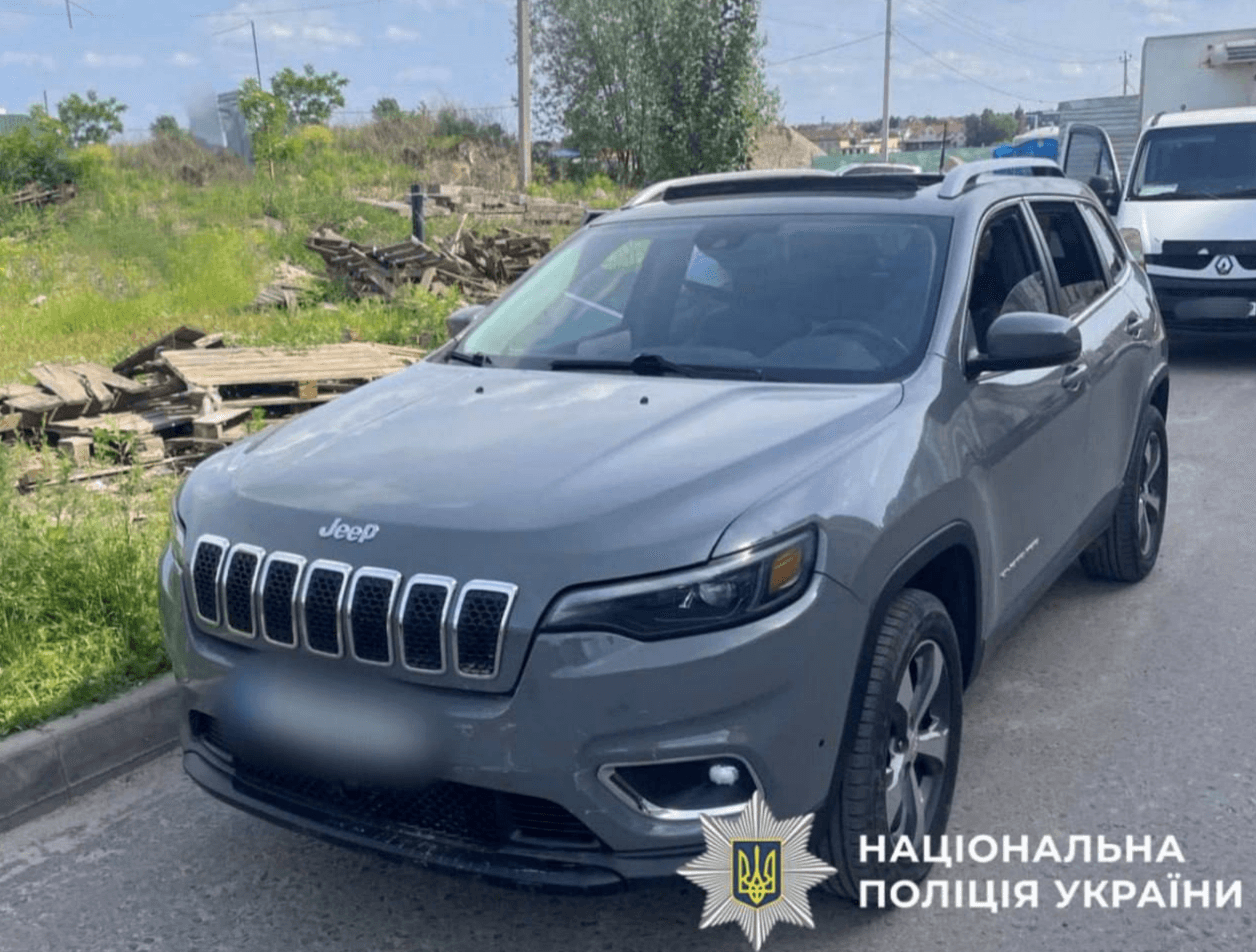 Під Києвом працівник автомийки вкрав Jeep Cherokee клієнтки