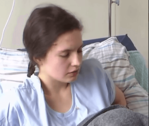Під час атаки на Київ дівчина випала з 9-го поверху і вижила