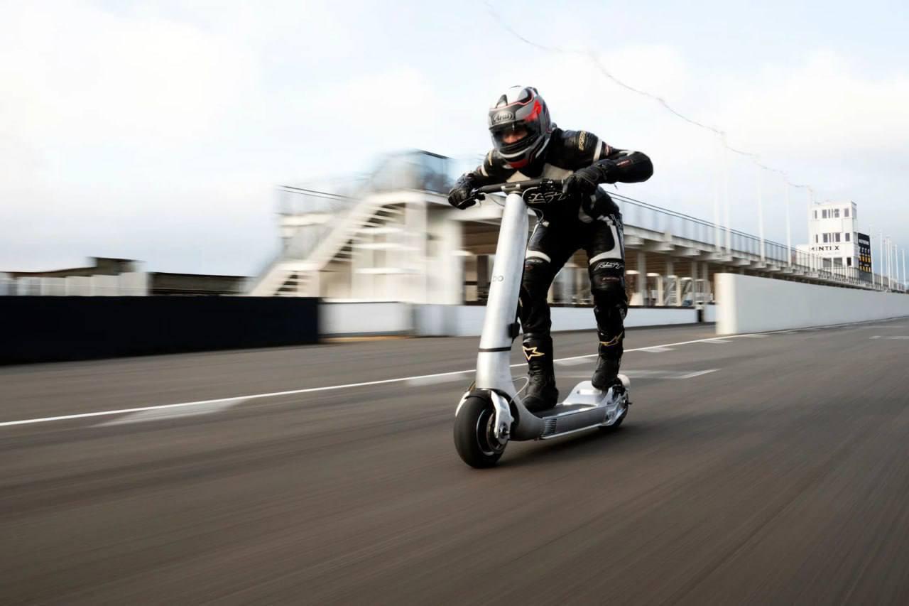 Представлено найшвидший самокат у світі: The Turbo розганяється до 160 км/год