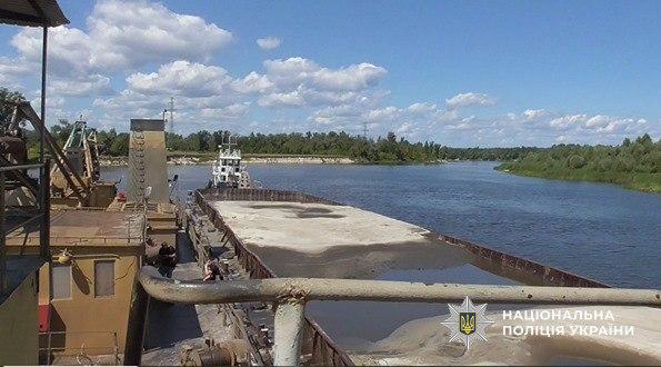 Судитимуть “бізнесменів”, які незаконно копали пісок з Десни