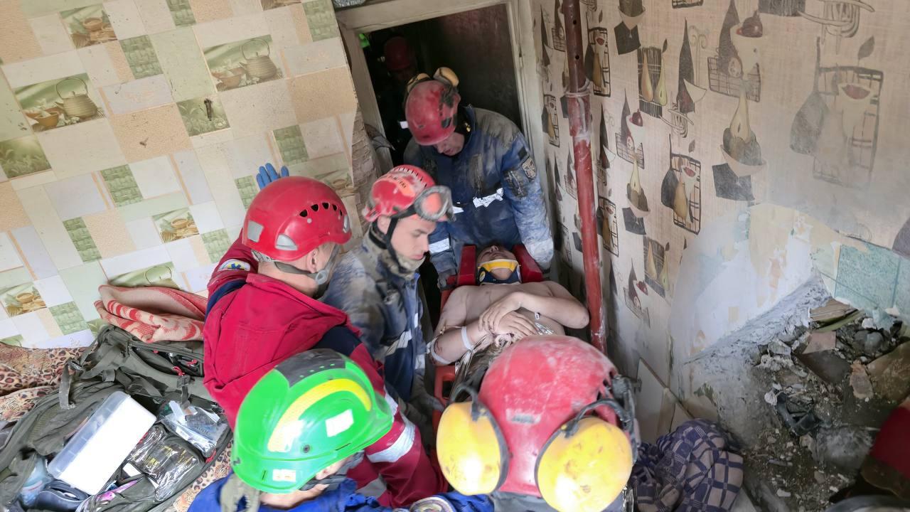 Дістали живим: чоловіка витягували з-під завалів висотки впродовж трьох годин
