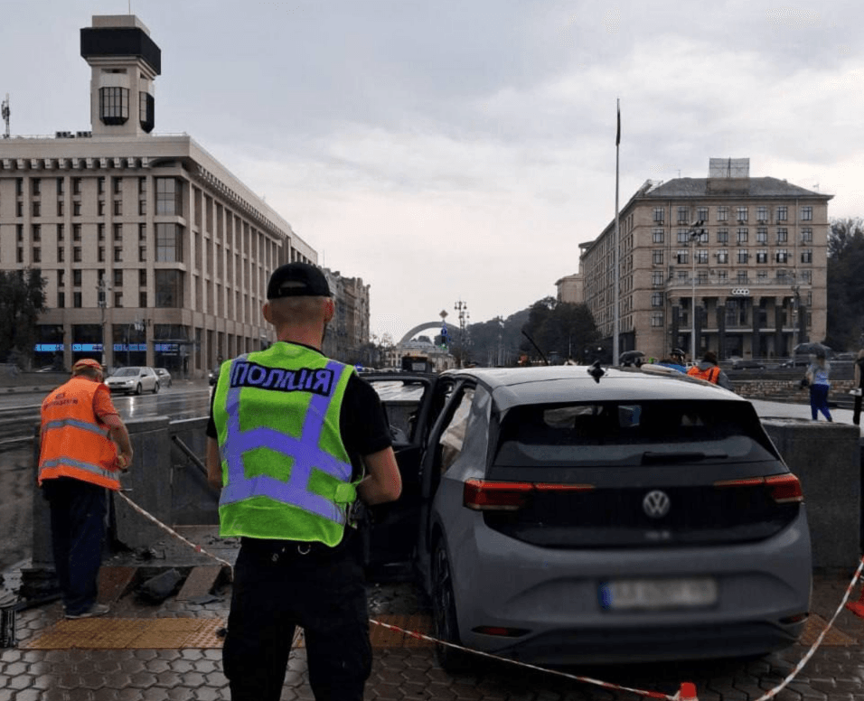 На Хрещатику автівка в’їхала у підземний перехід