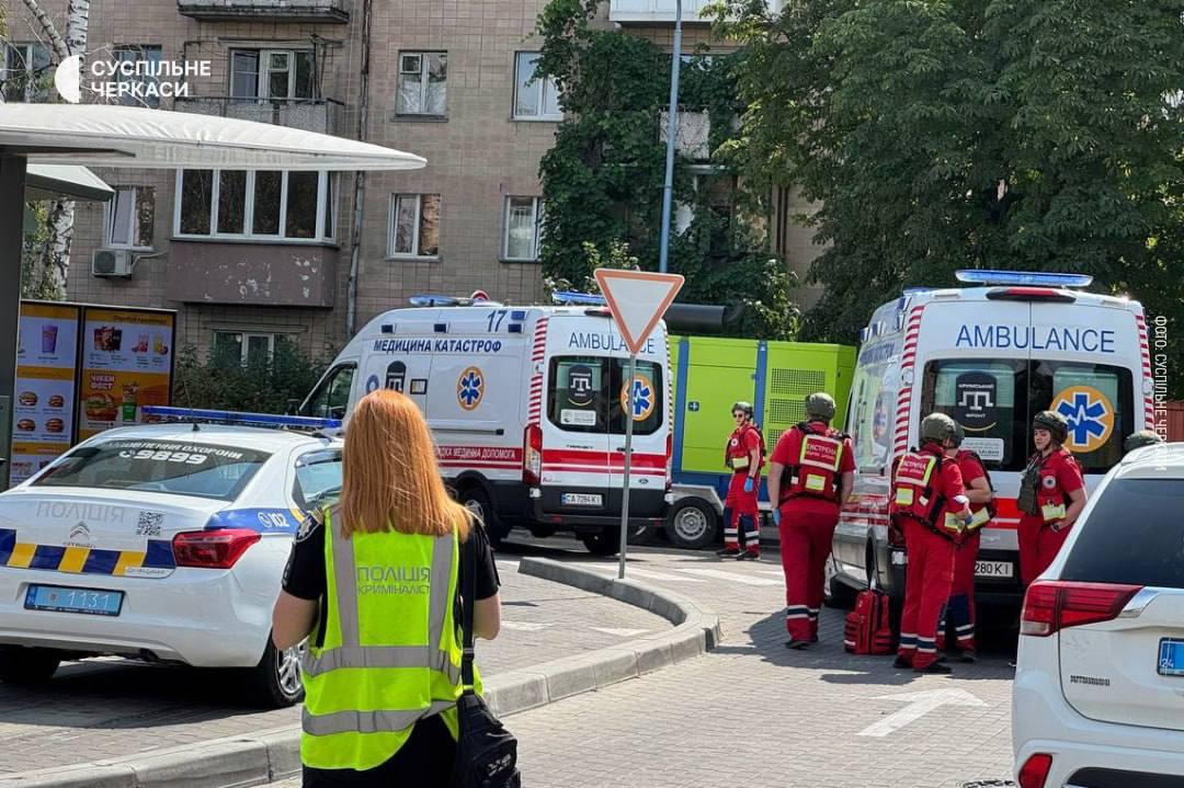 Стрілянина у Черкасах: невідомий зі зброєю захопив McDonald’s