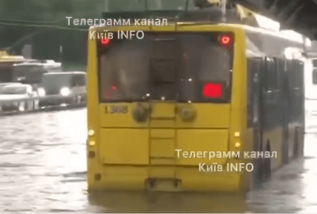 Без човна з дому краще не виходити: яка ситуація з підтопленнями у Києві