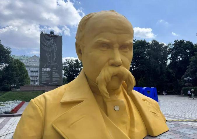 У Києві з’явився п’ятиметровий бюст Тарасові Шевченку: можна побачити те, що бачать пам’ятники Кобзарю по всьому світу (відео)
