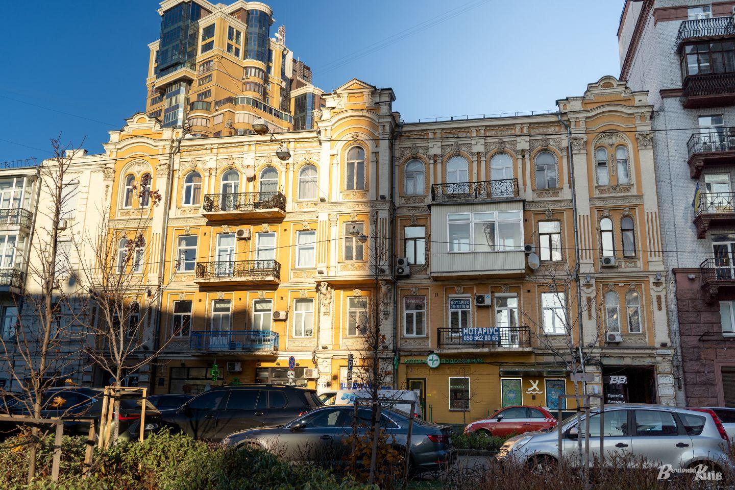 У столиці на один  потворний балкон на історичній будівлі стало менше: заскленого монстра знесли