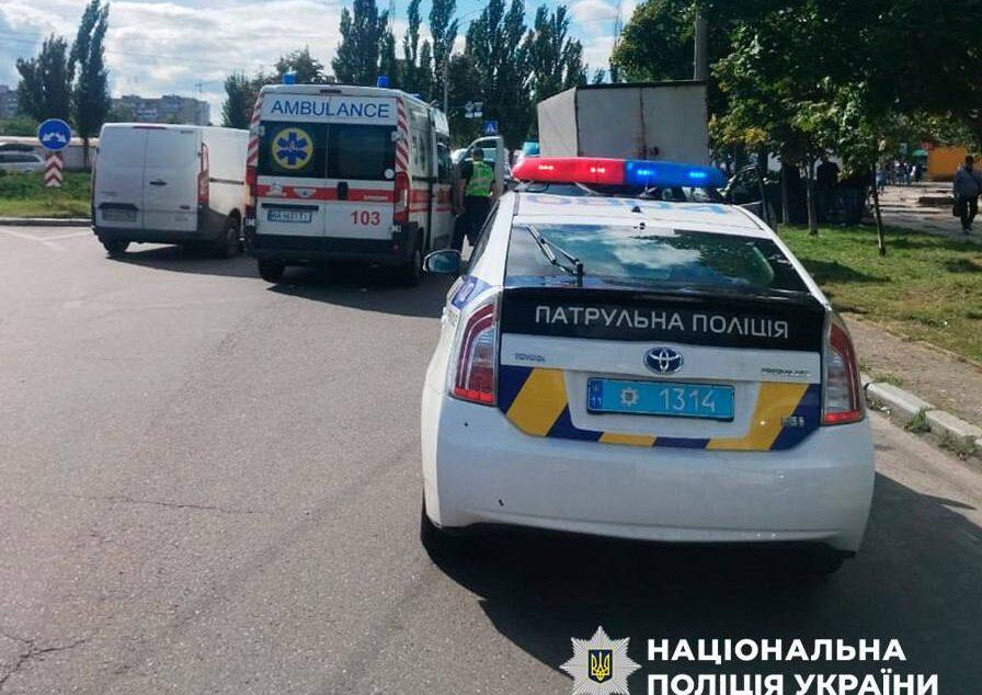 На Подолі автівка наїхала на 76-річного керманича триколісного велосипеда (відео)