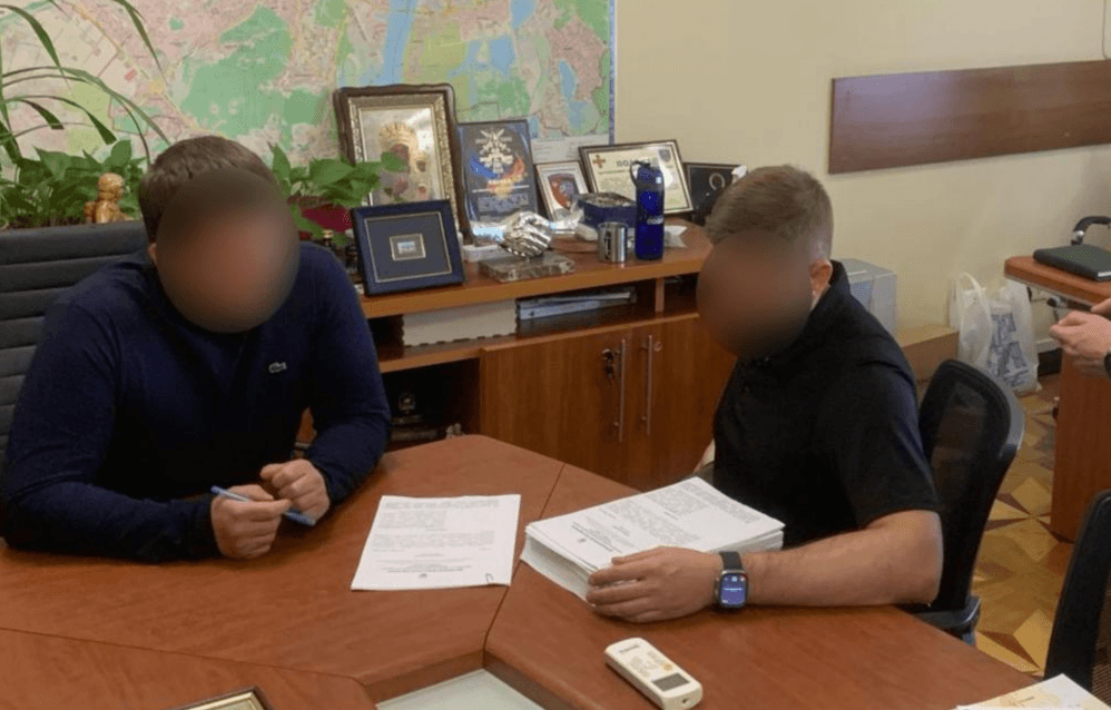 Чиновник КМДА та керівник комунального підприємства за держкошти зробили ремонт у приватному офісі