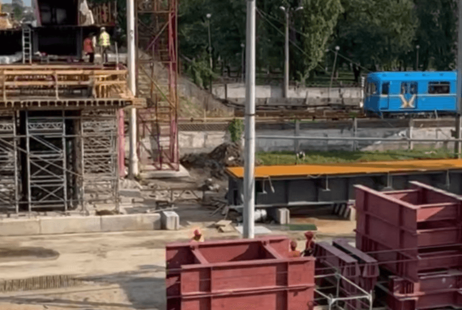 Стало відомо, коли відкриють рух шляхопроводом біля метро «Дарниця»
