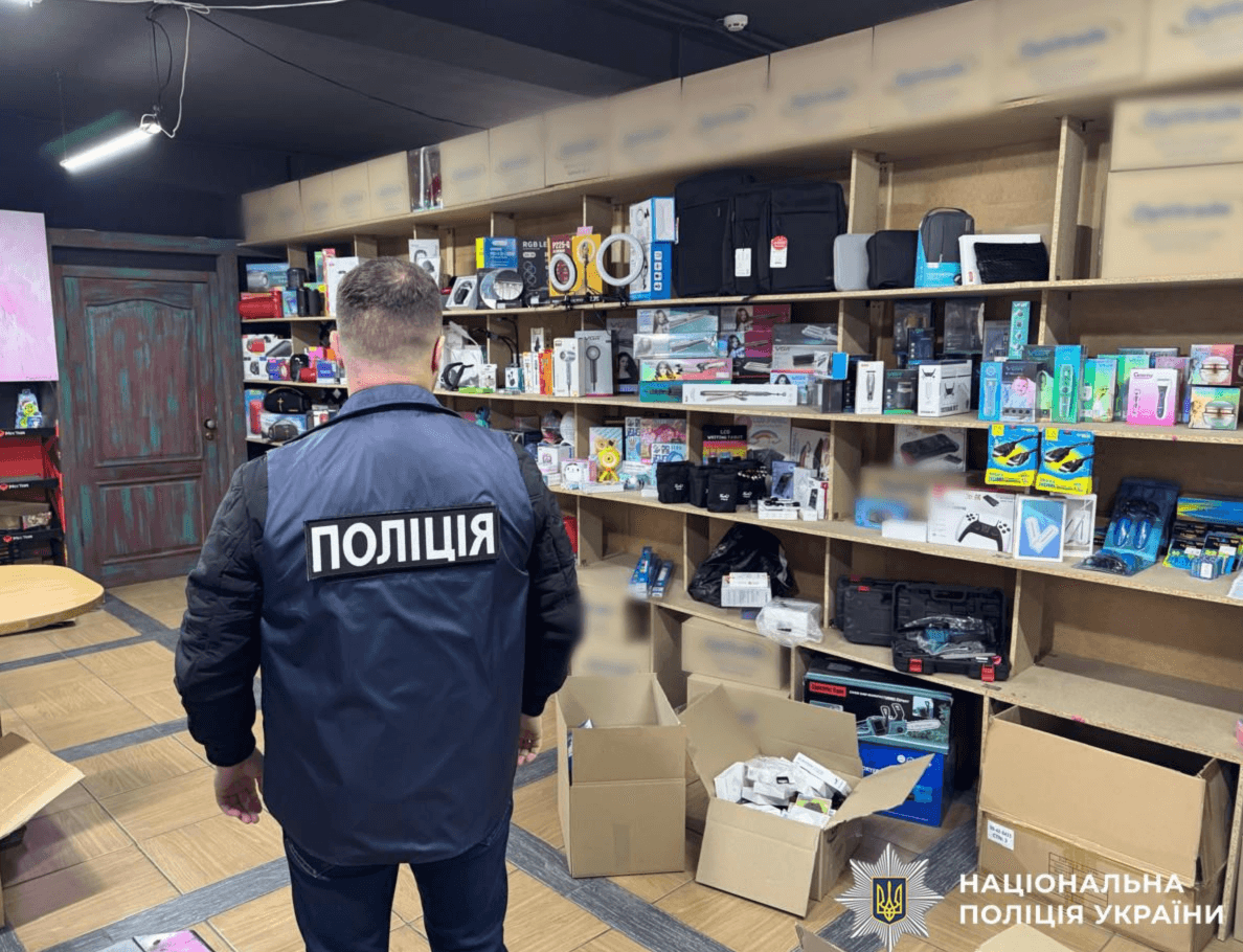 Збитки у 24 млн грн: ділки продавали в Україні підроблену техніку відомого бренду