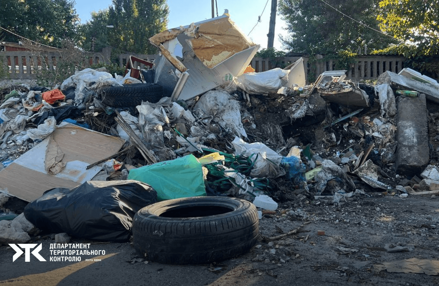 Стихійне сміттєзвалище прибрали у Дарницькому районі