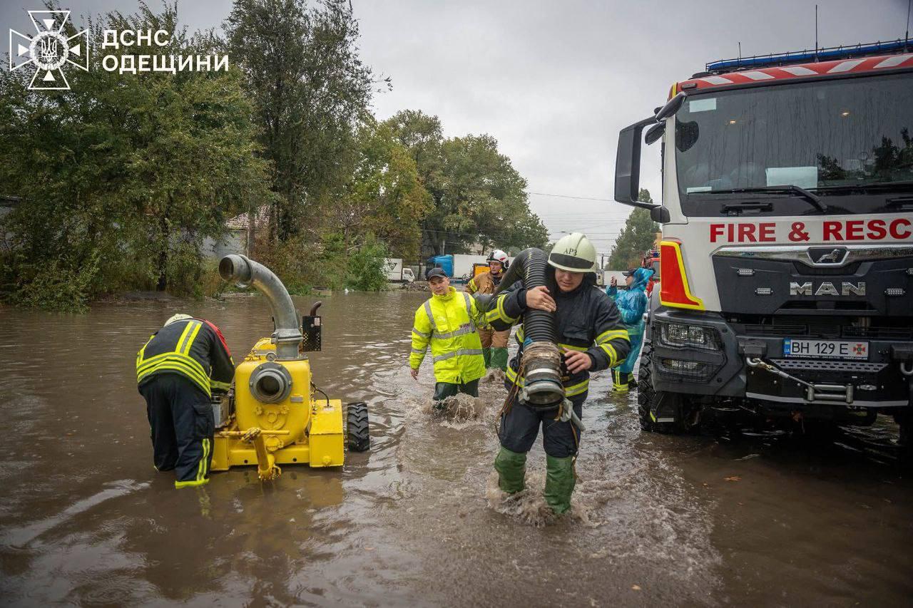 В Одесі оголошено червоний рівень небезпечності через зливу (відео)