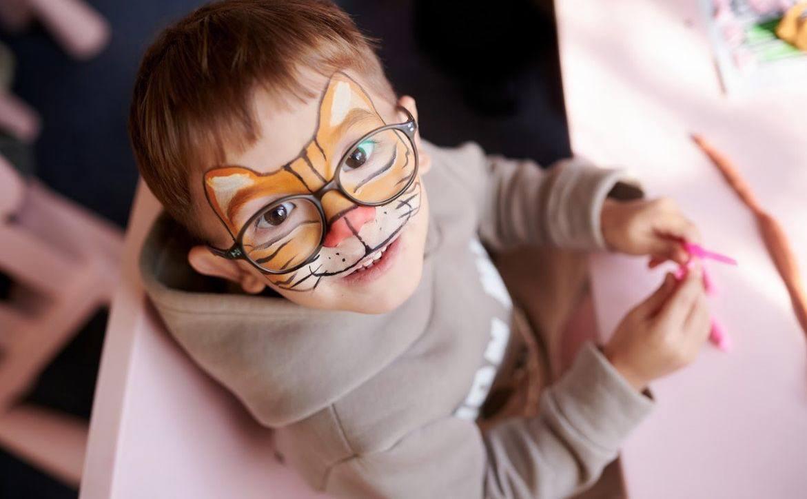 Роман Скорпіон став обличчям надії для дітей-сиріт: особиста історія співака зворушила всю Україну