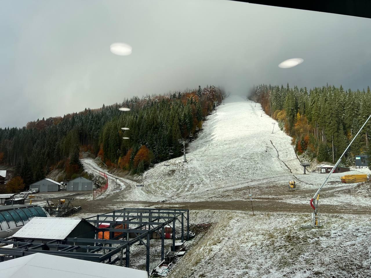 Зимова погода в Карпатах: на Драгобраті та Буковелі випало до 30 см снігу