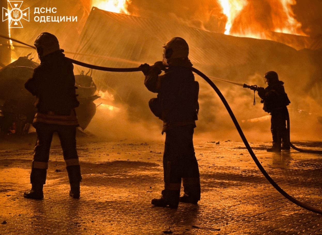 Масштабні пожежі спалахнули на Одещині через ворожу атаку: є постраждалі