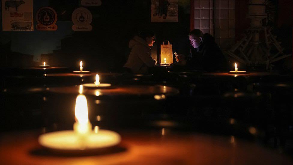 Без світла до 12 годин: графіки відключень для Києва і області на завтра