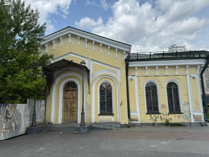 Історичну будівлю Поштової станції на Подолі відреставрують за понад 3 млн грн