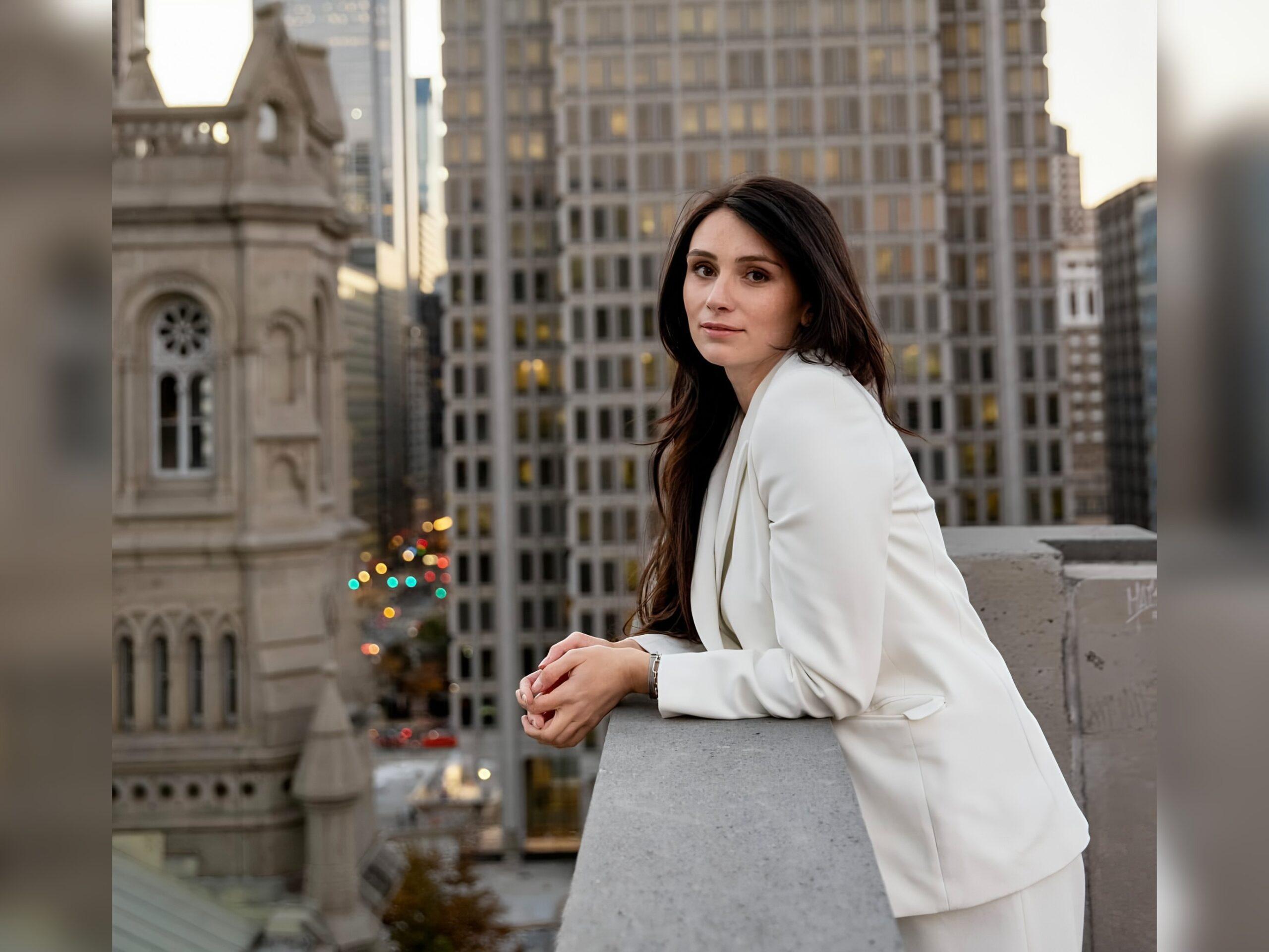 Тріщина ребра та забої. У Києві на тротуарі жінку збила дитина на електросамокаті