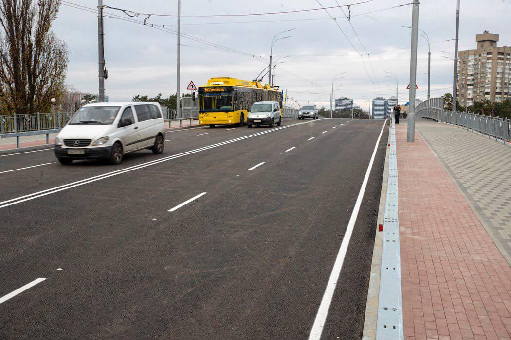 Автобуси і тролейбуси відновлюють рух шляхопроводом біля ст. м. «Дарниця»