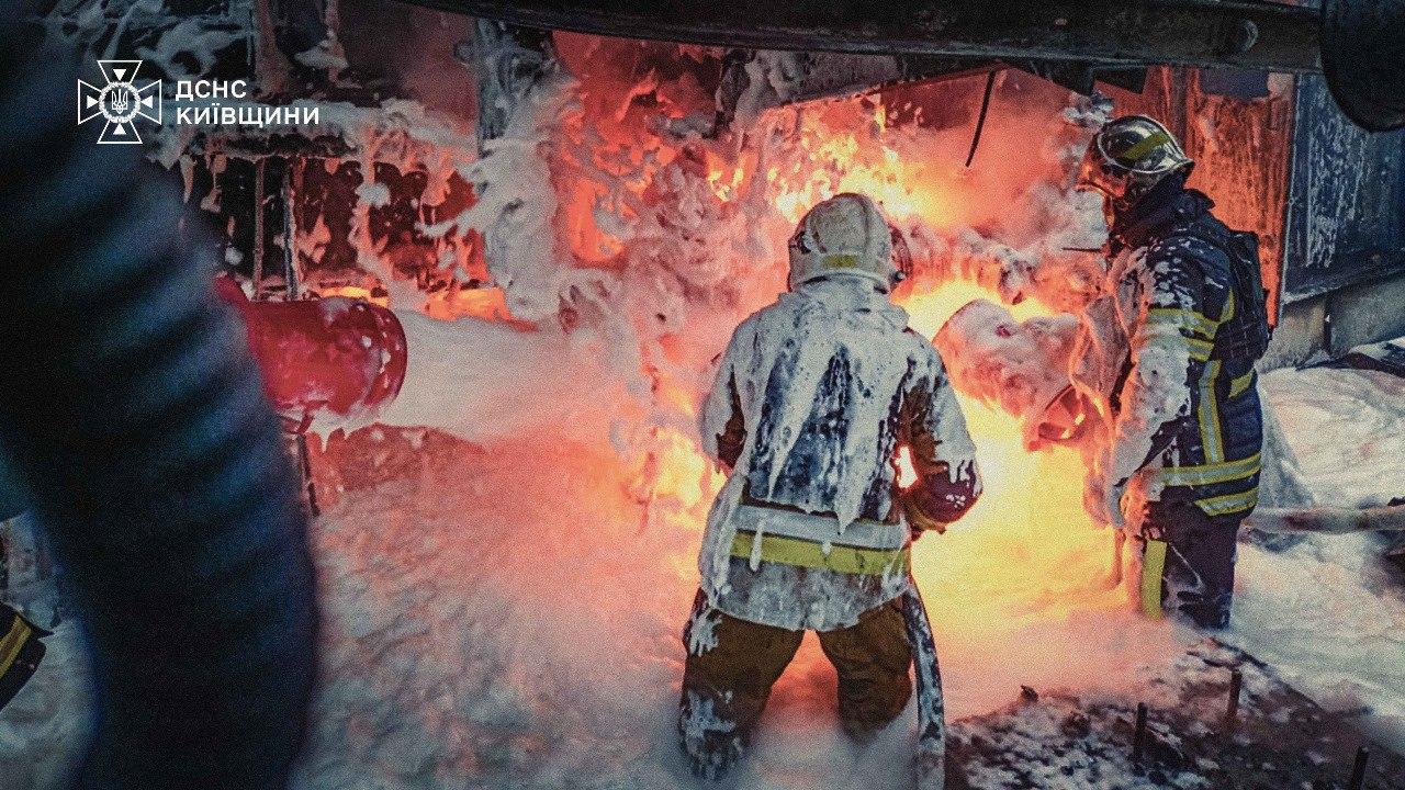 Під час нічного російського обстрілу на Київщині поранення отримали 4-ро людей