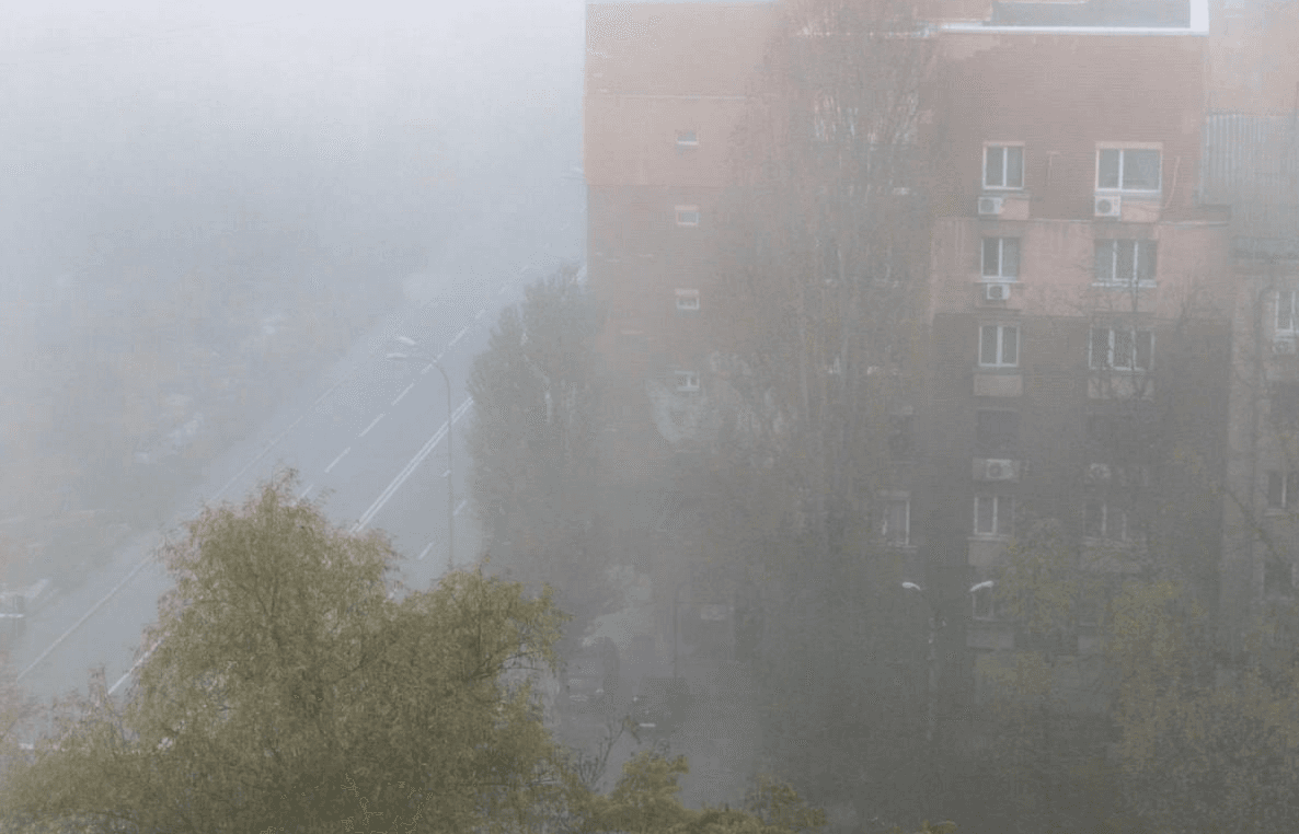 Похмуру погоду прогнозують у Києві: водіїв та пішоходів закликали до обережності через туман