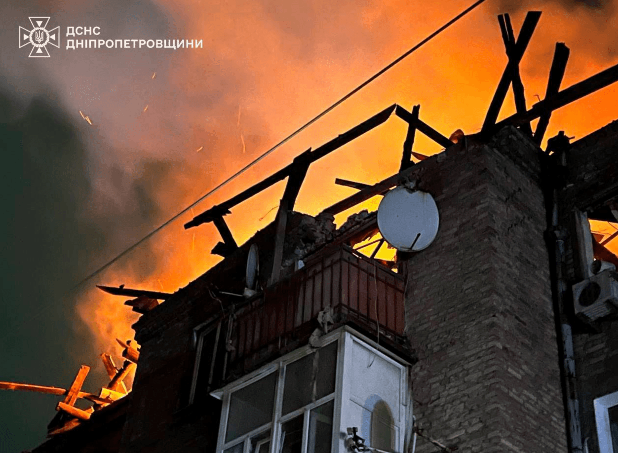 Ворог масовано атакував Кам’янське на Дніпропетровщині: 8 людей постраждали