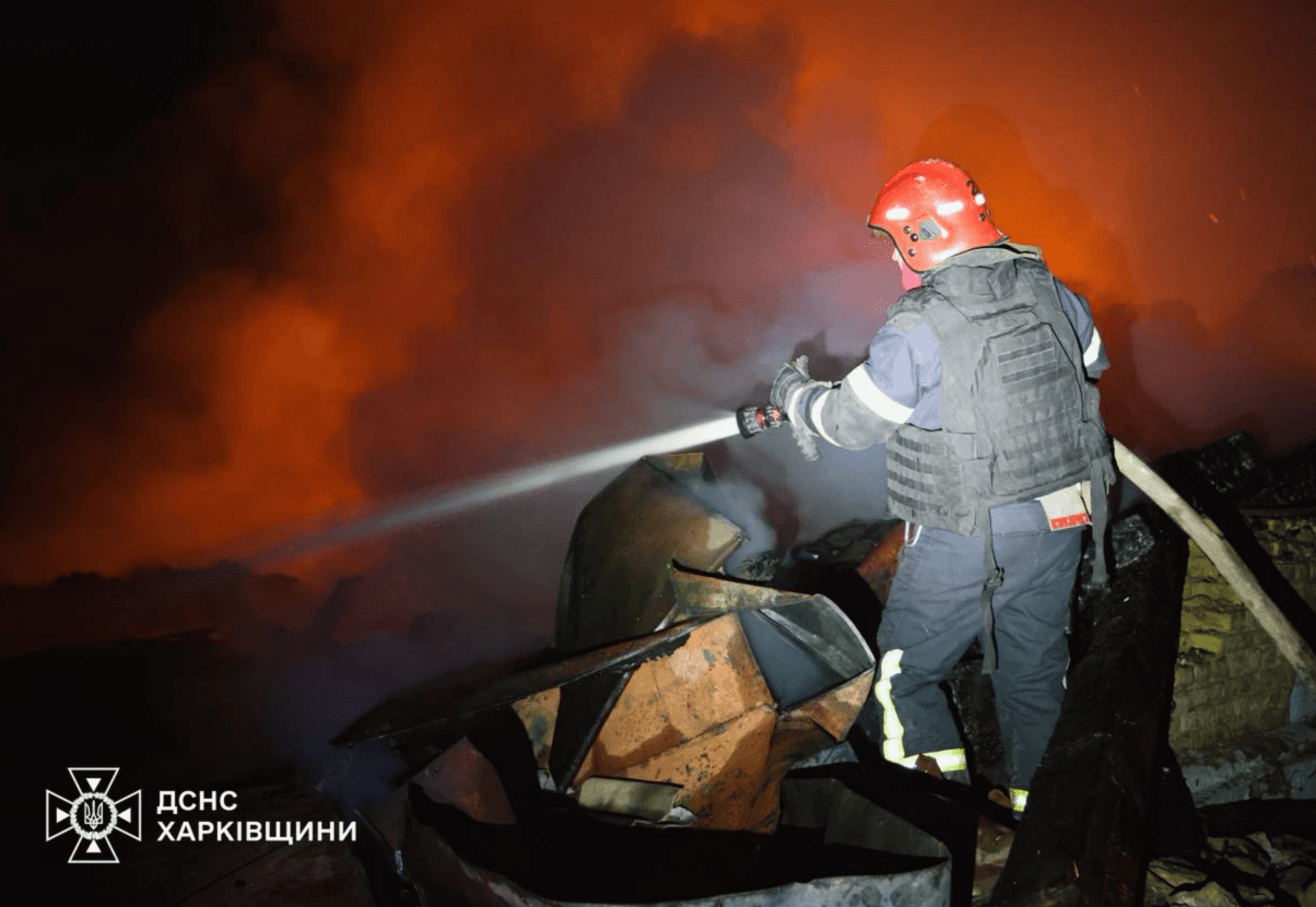 Росіяни масовано атакували Харківщину: загорілися поштове відділення та навчальний заклад