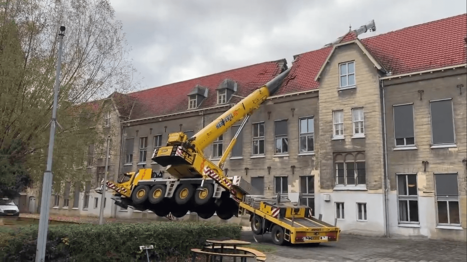 Будівельний кран проломив дах поліклініки в Нідерландах