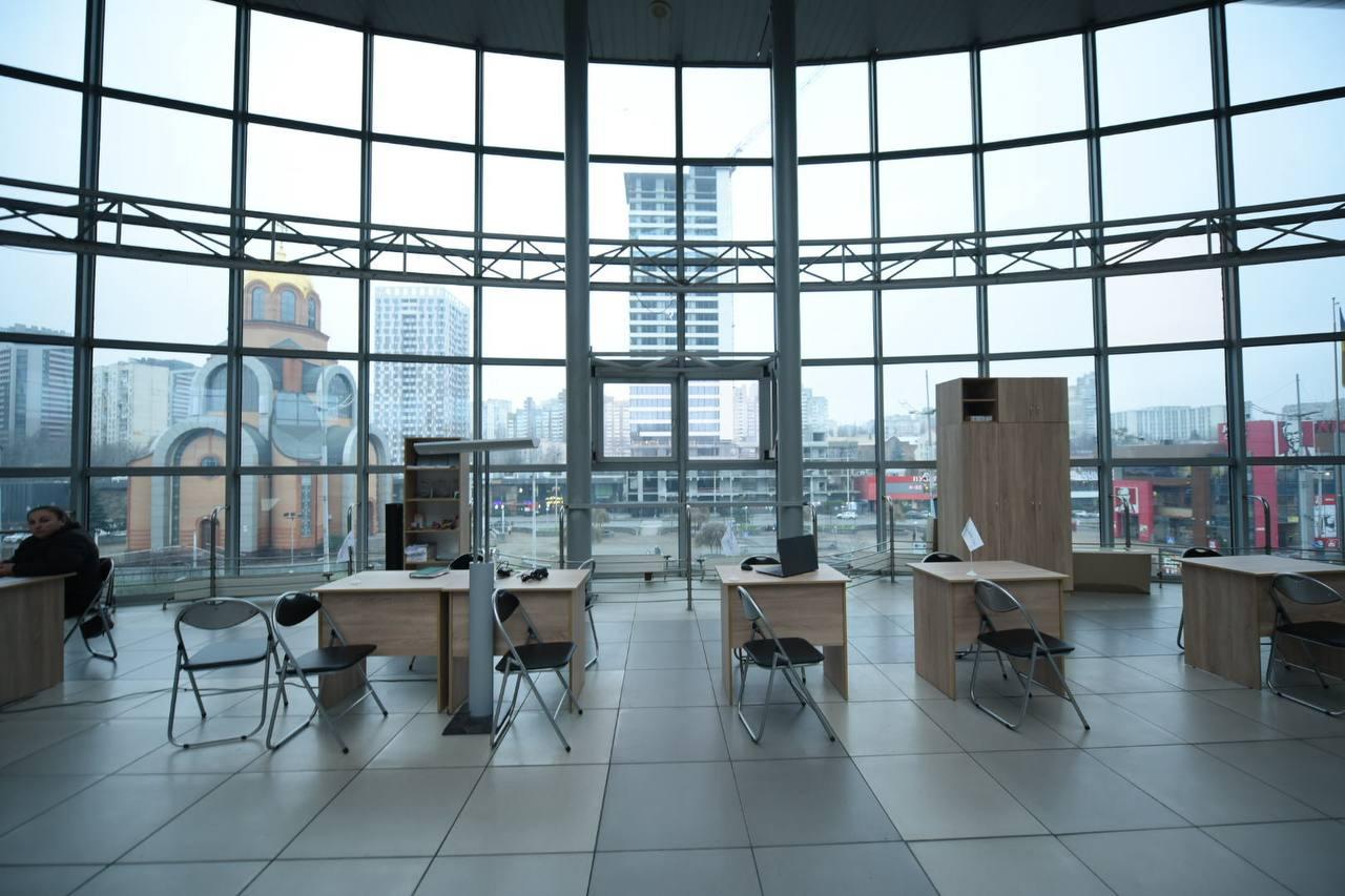 На залізничному вокзалі запрацював транзитний центр для вимушених переселенців