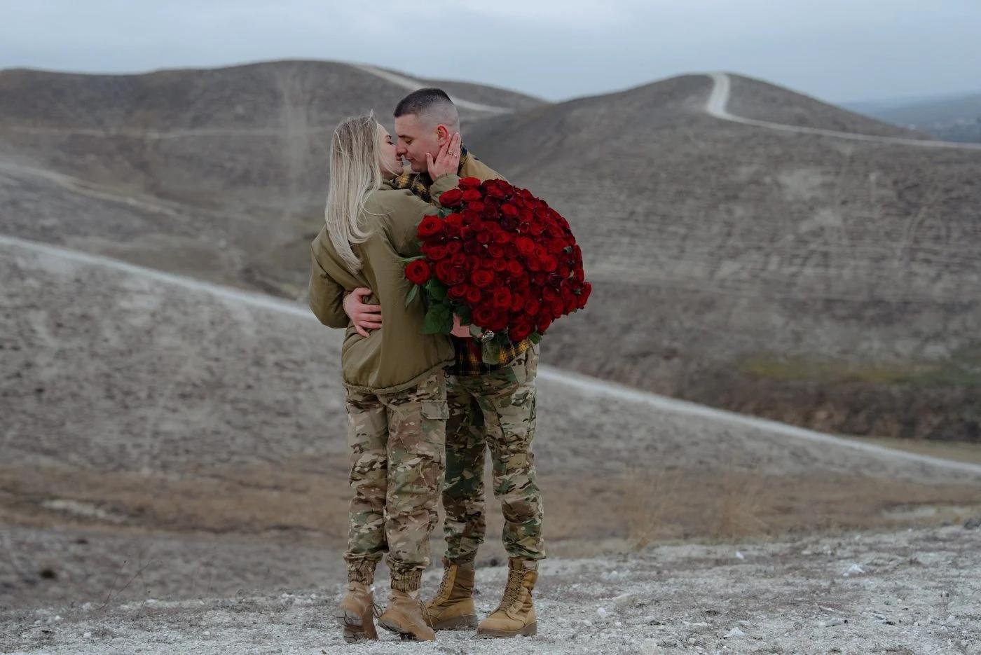 Військовий зробив пропозицію коханій на крейдяних горах Донбасу