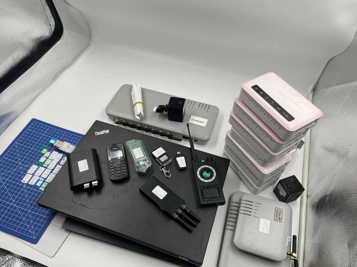 У Варшаві затримали трьох українців із можливим шпигунським обладнанням — пояснити його призначення вони не змогли