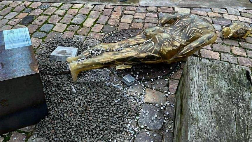 У Данії зруйнували скульптури української художниці, присвячені війні