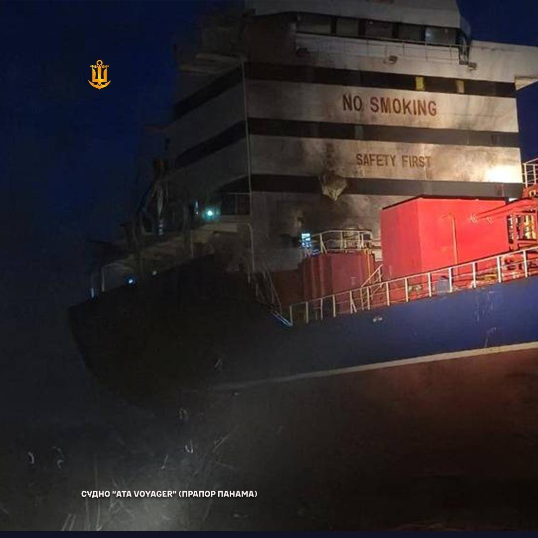 Росія атакувала два цивільні судна в Чорному морі: поранений моряк, на танкері пожежа
