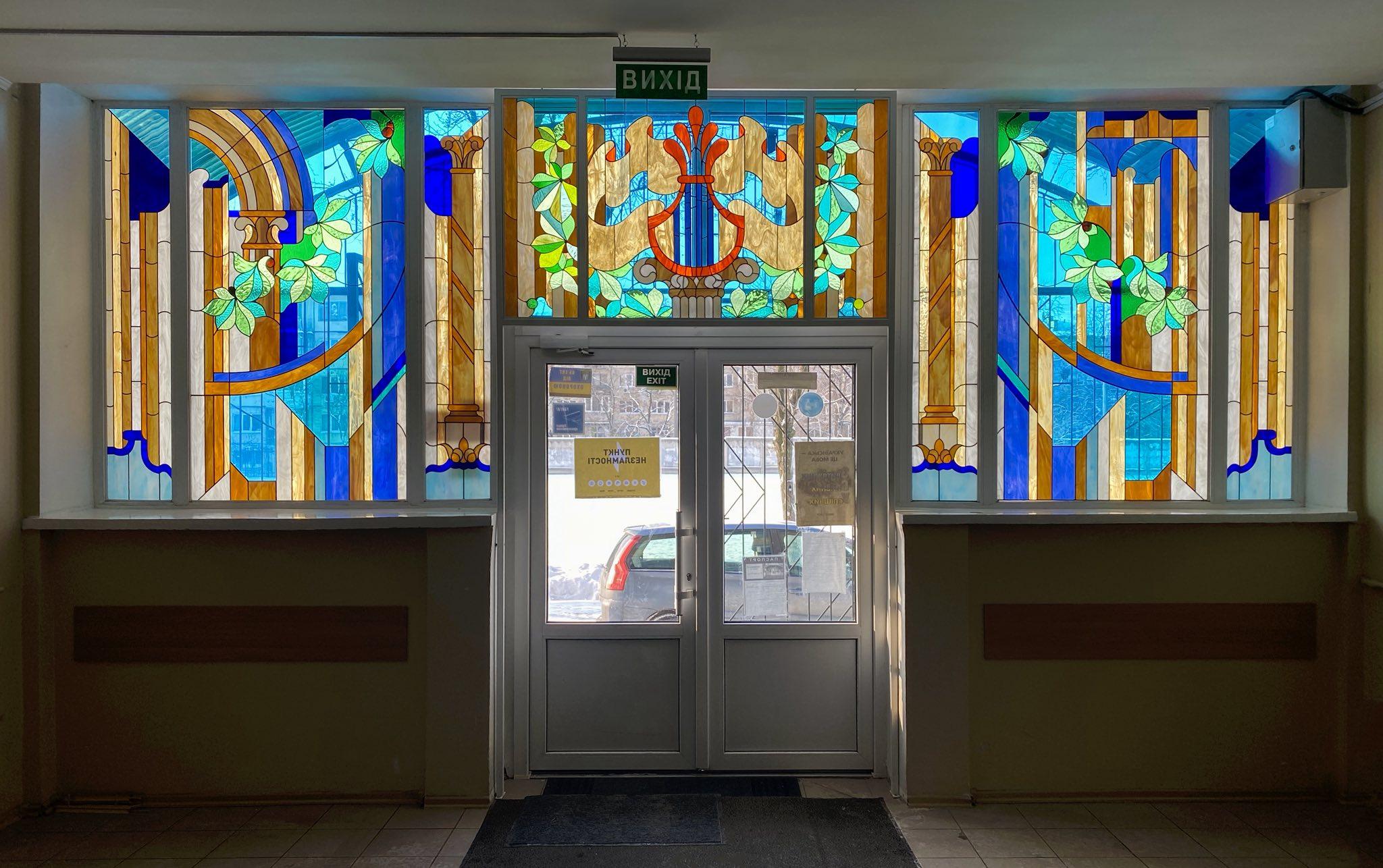 Музична школа на Воскресенці відновила вітраж, який ледь не знищили