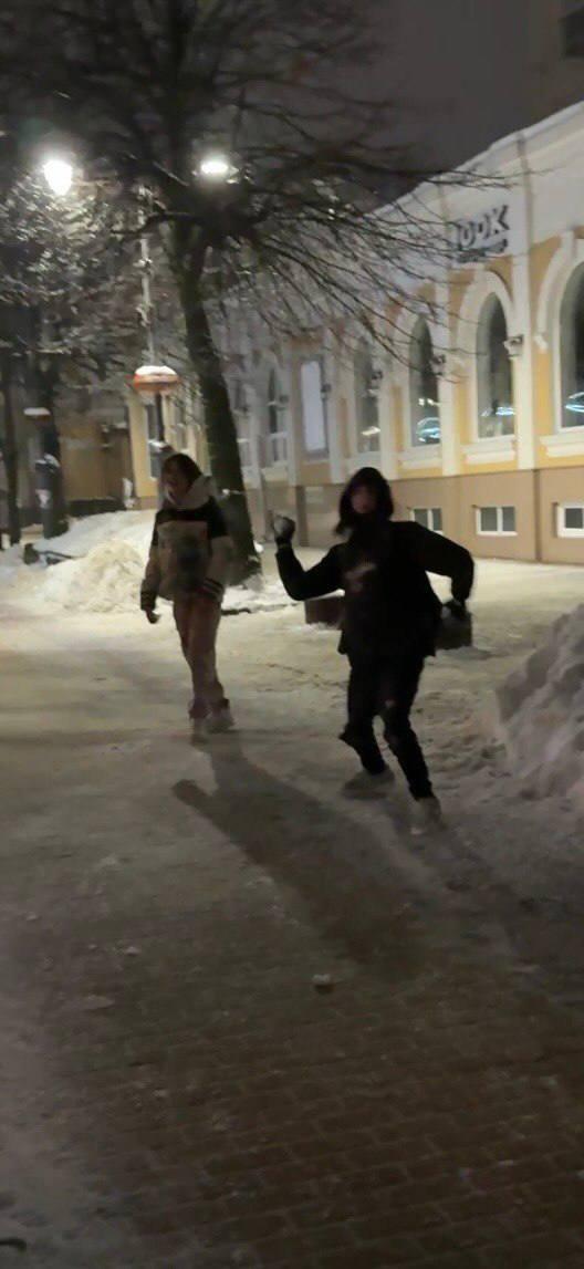 У Хмельницькому підлітки закидалм сніжками портрети загиблих на Алеї Слави