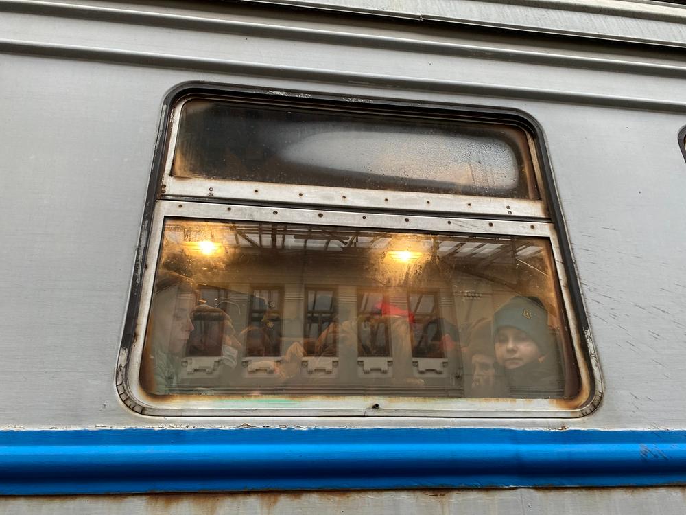 Аномальна погода ускладнила рух поїздів по всій країні