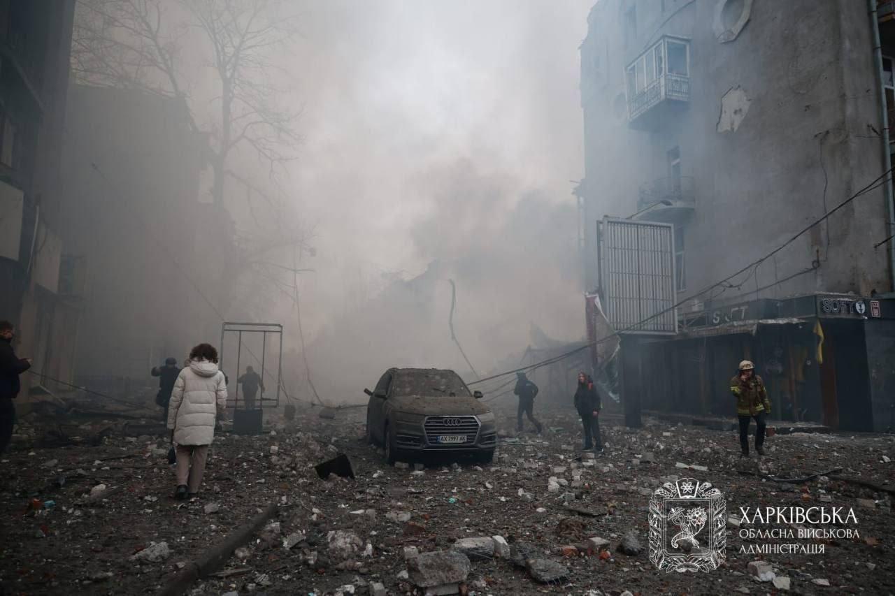 Росіяни вдарили двома ракетами по житловому будинку в центрі Харкова