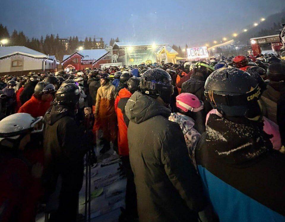 Рекордні черги і світло без відключень: у Буковелі немає блекаутів (відео)