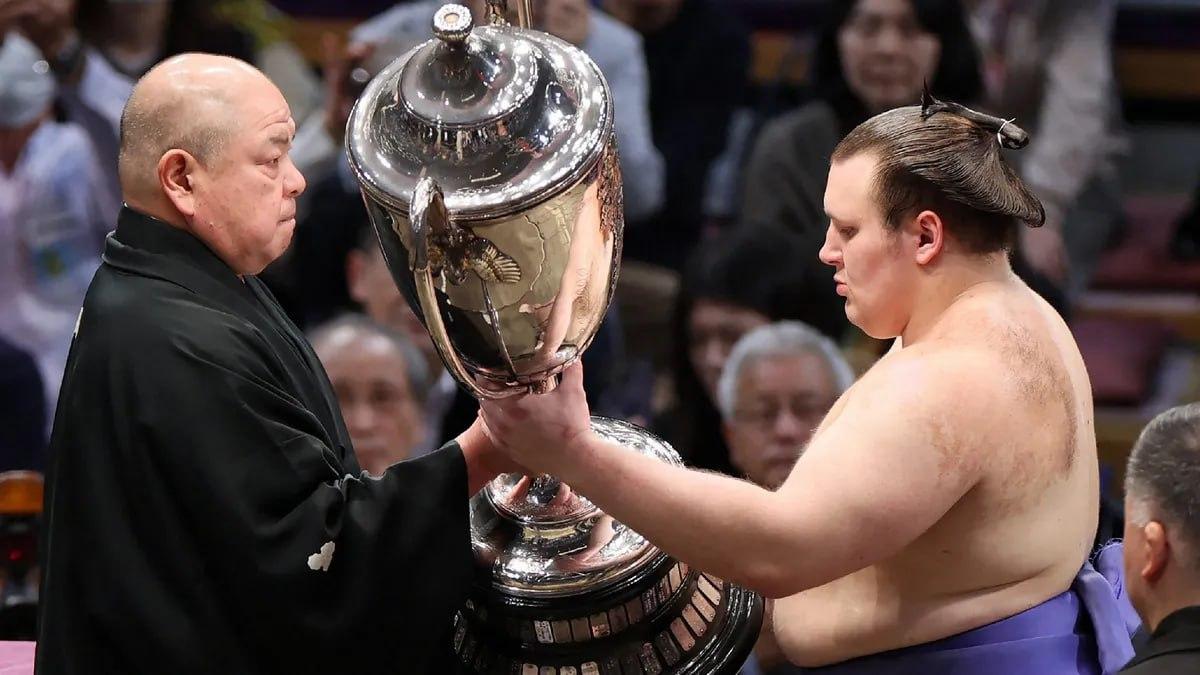 Данило Явгусишин вдруге став володарем Кубка імператора