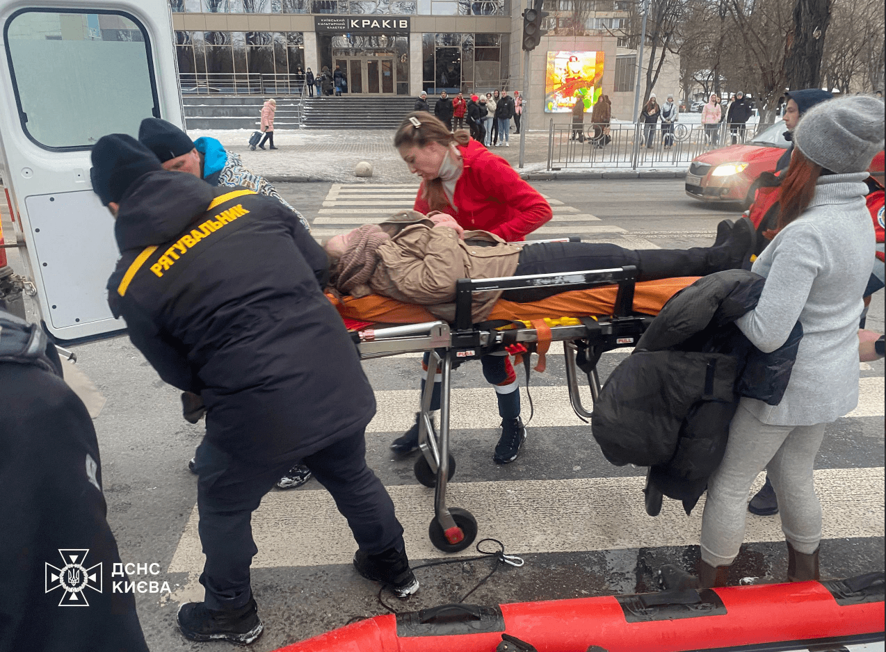 На Русанівці хлопець та дівчина провалились у крижану воду