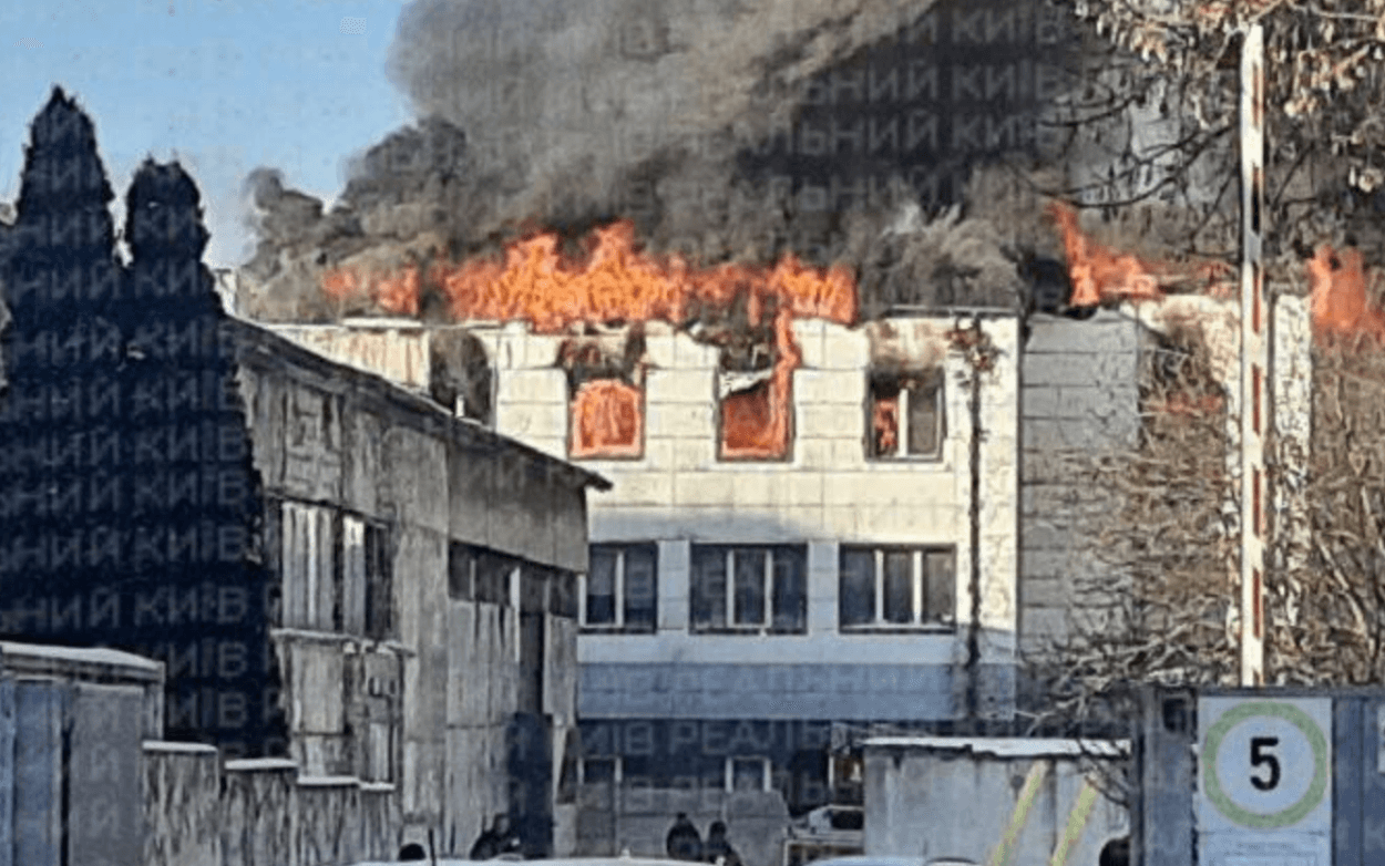 Через масштабну пожежу на Солом’янці перекрили рух транспорту