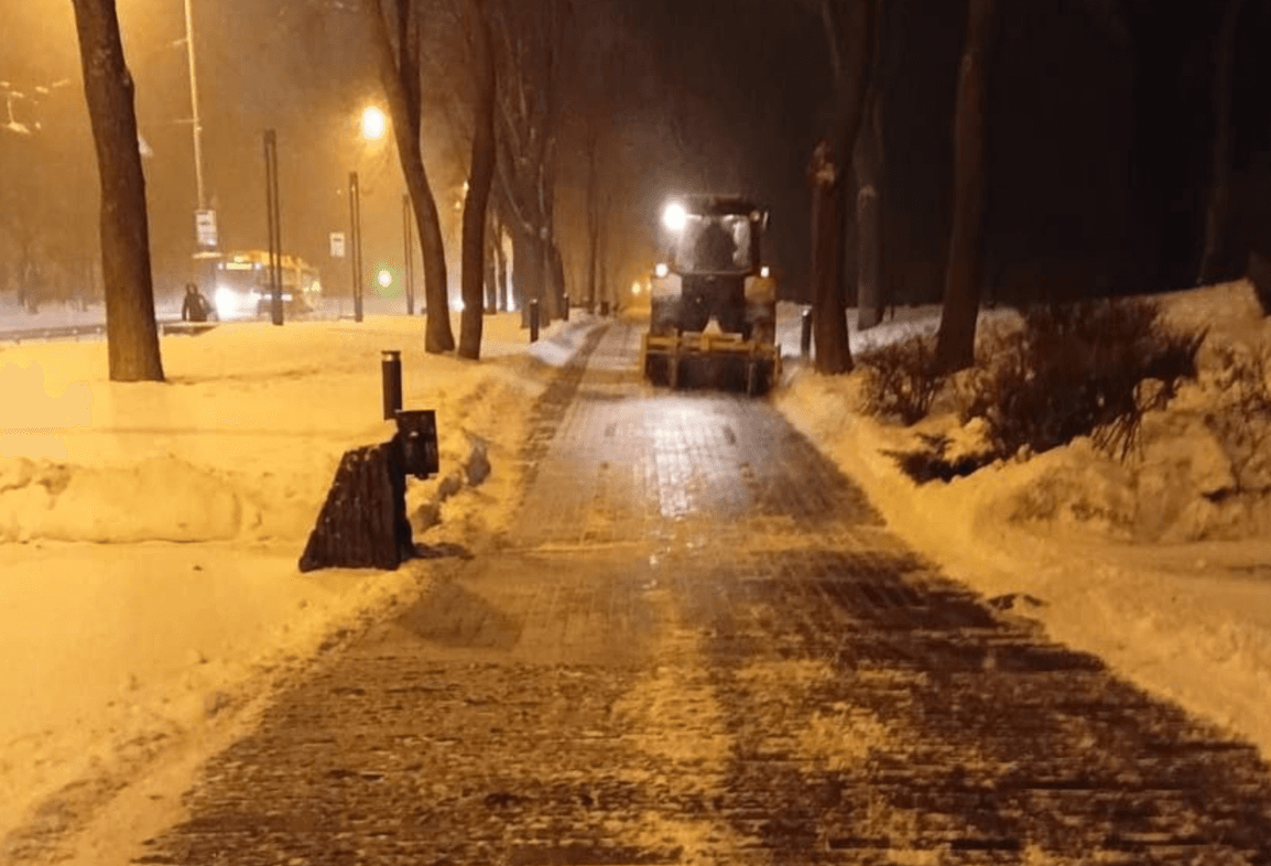 Київ засипало снігом: рух на дорогах ускладнено