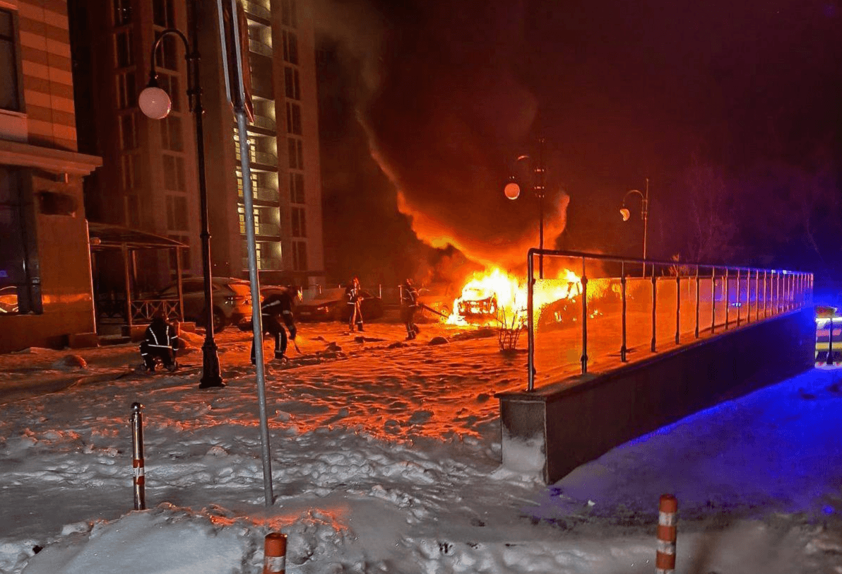 На Печерську у дворі ЖК спалахнули Porsche та Range Rover