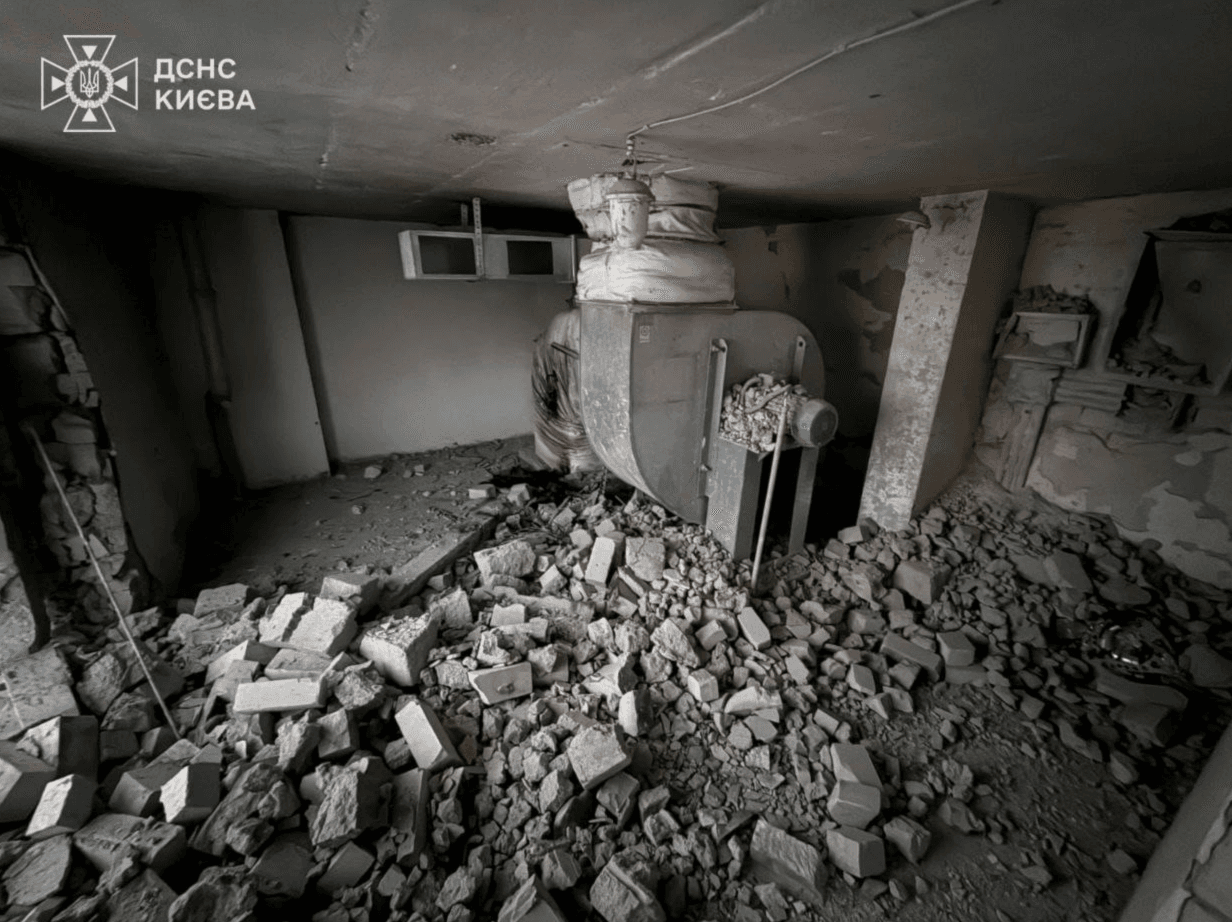 На Солом’янці уламки безпілотника влучили у 15-поверхівку