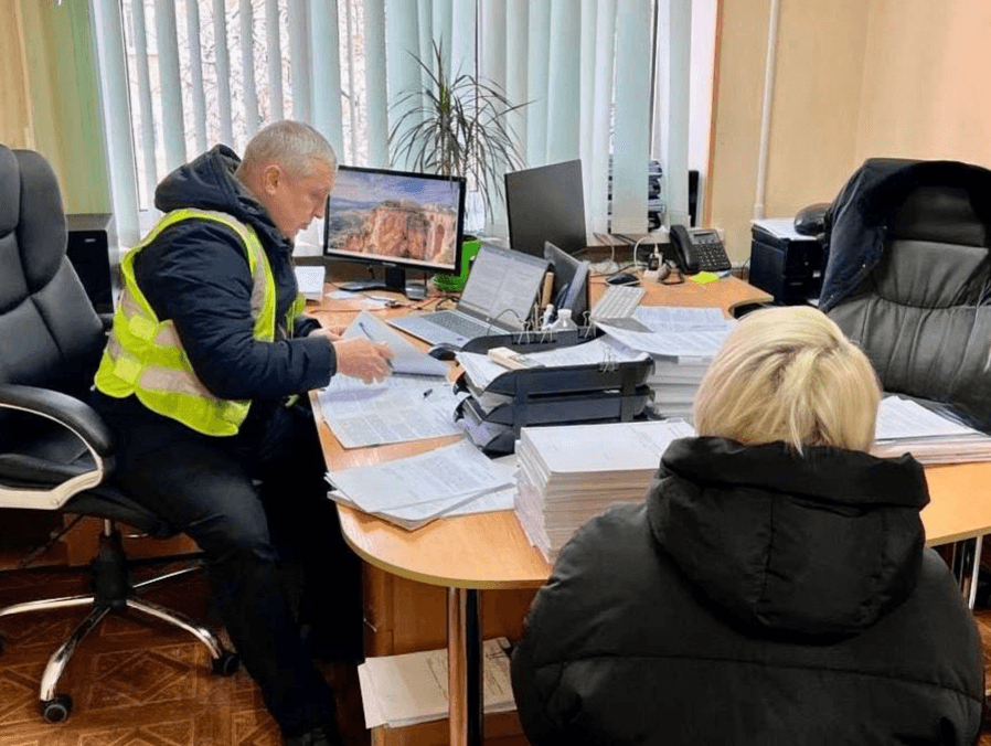 У Святошинському районі посадовиця нажилася на закупівлі суміші для ремонту доріг