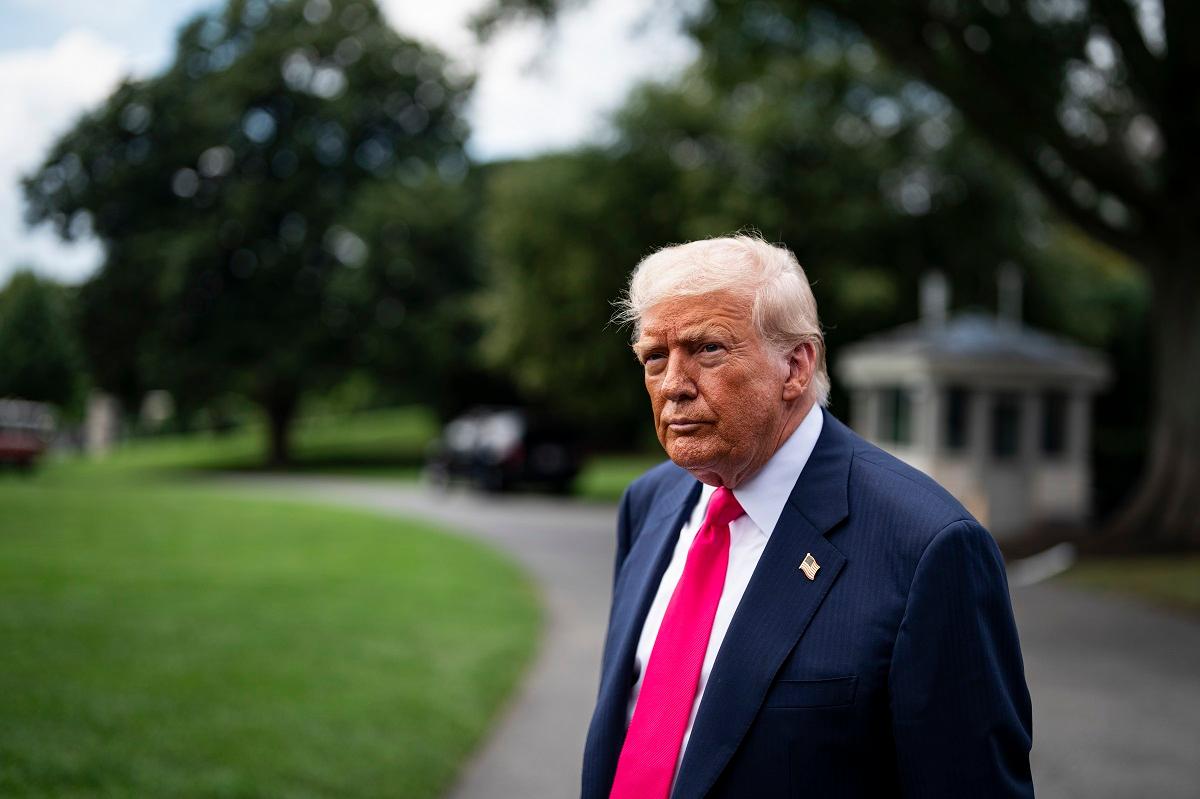 Трамп показав середній палець чоловікові після образ на свою адресу