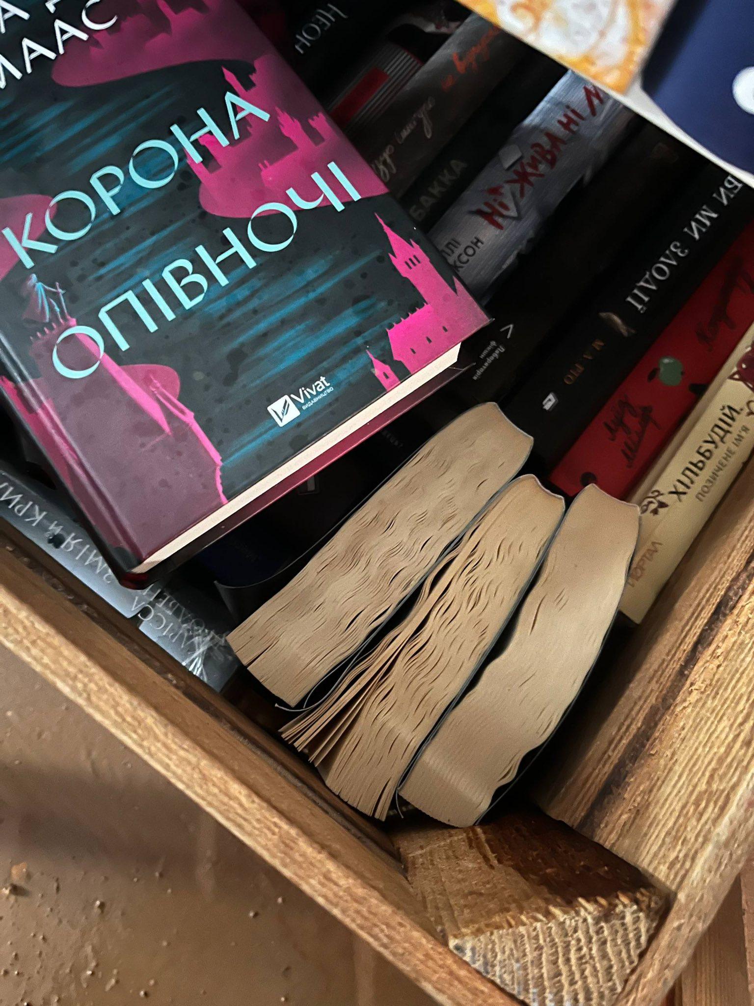Потоп знищив тисячі книг: перша україномовна книгарня Києва може зникнути