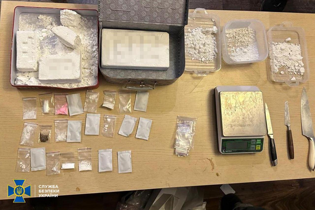 У Києві і області викрили міжнародний канал збуту кокаїну — затримано 16 фігурантів